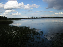 z innej strony jeziora widok na Zalewo